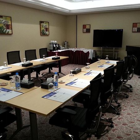Golden Tulip - Al Jubail Hotel Bagian luar foto