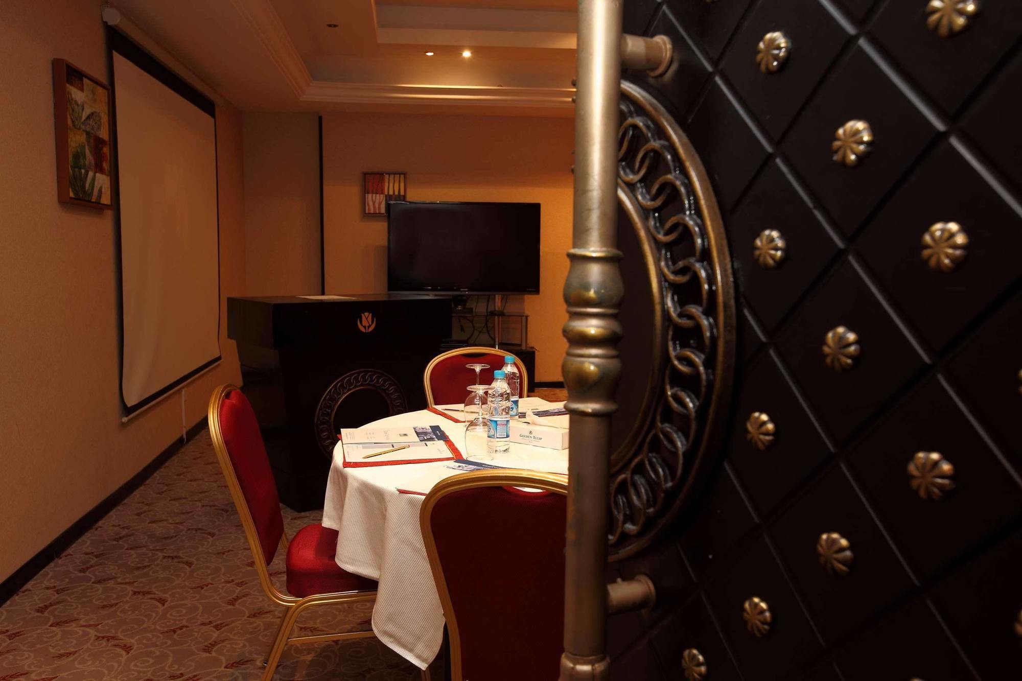 Golden Tulip - Al Jubail Hotel Bagian luar foto