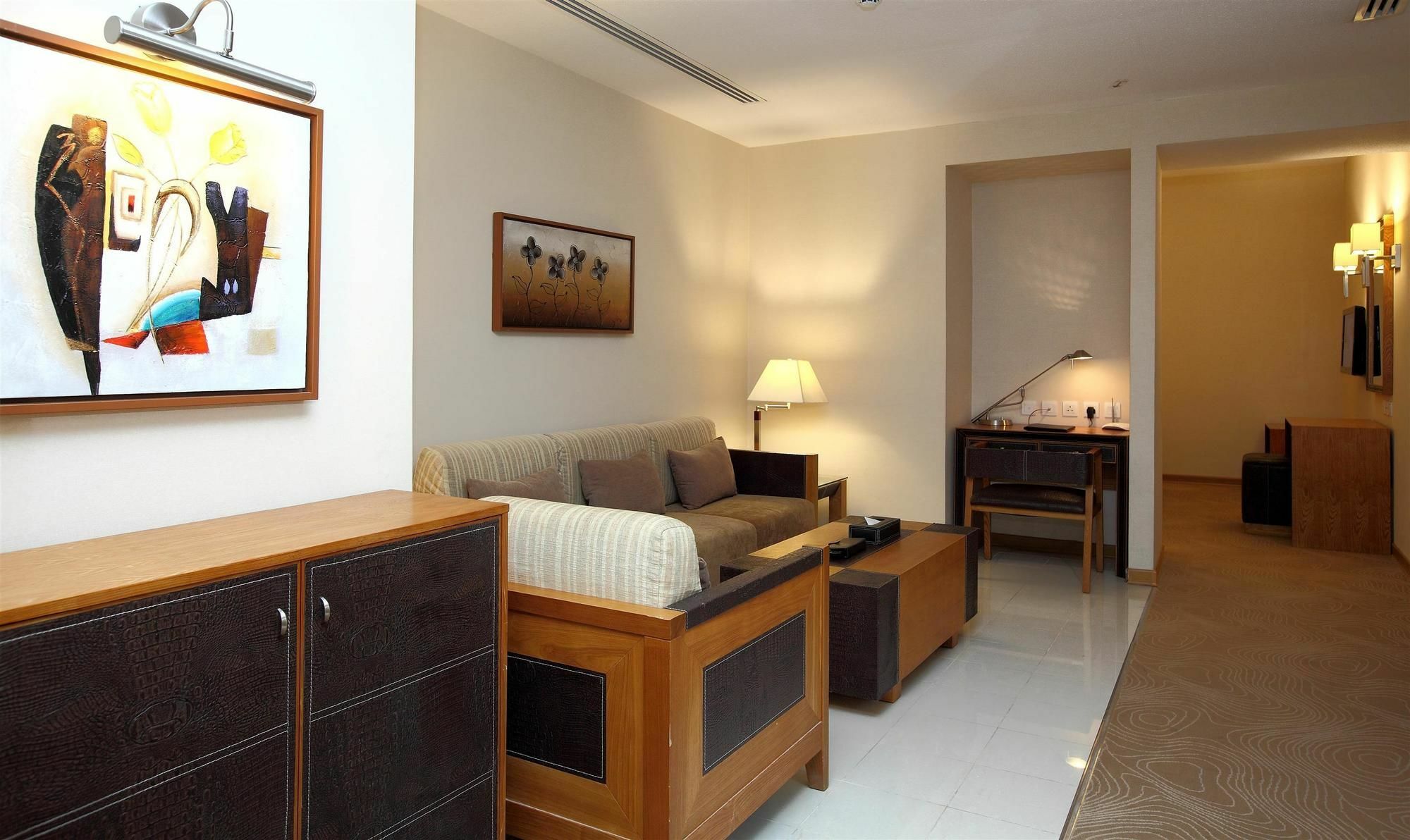 Golden Tulip - Al Jubail Hotel Bagian luar foto