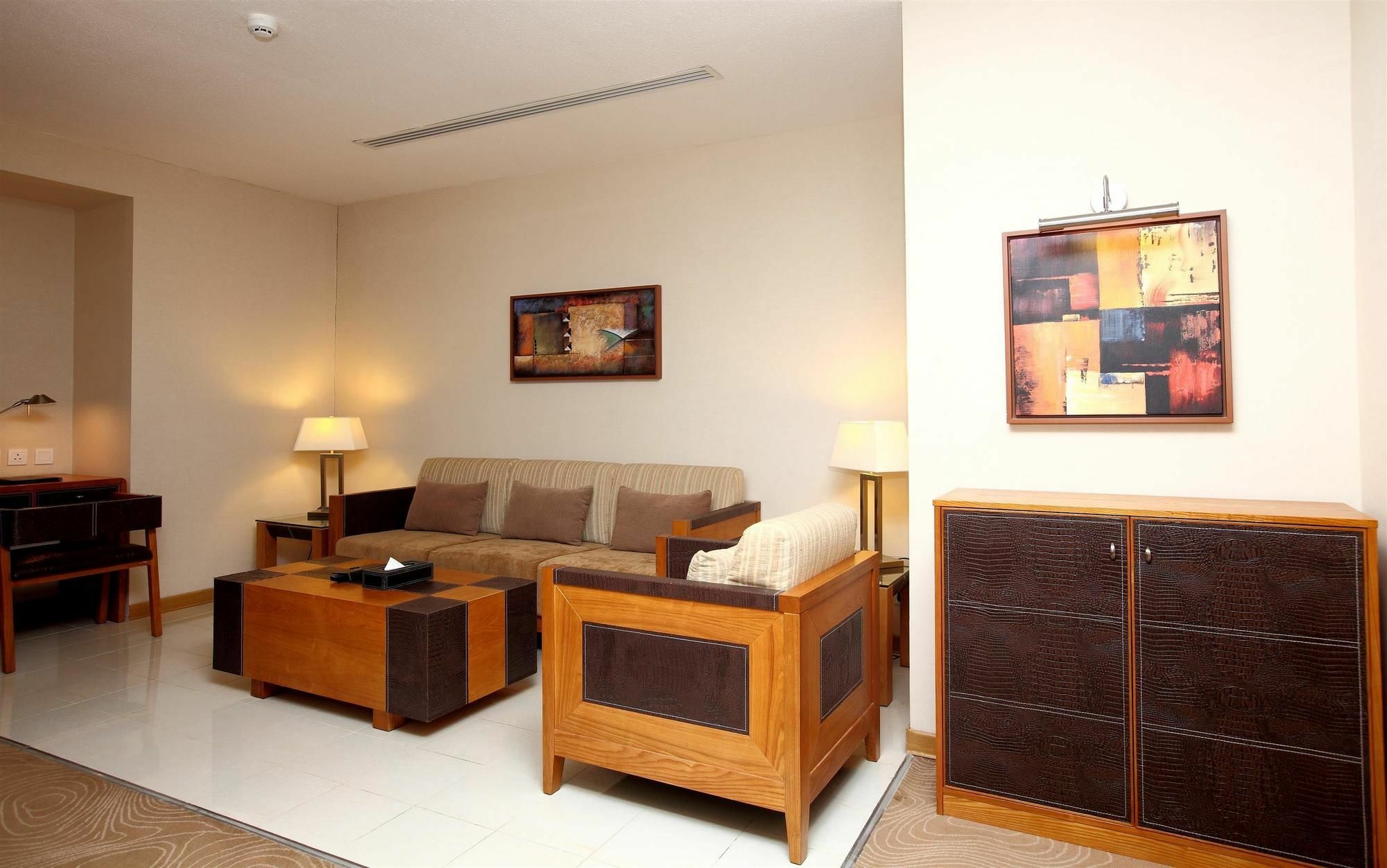 Golden Tulip - Al Jubail Hotel Bagian luar foto