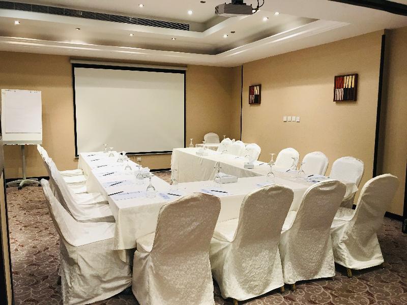 Golden Tulip - Al Jubail Hotel Bagian luar foto